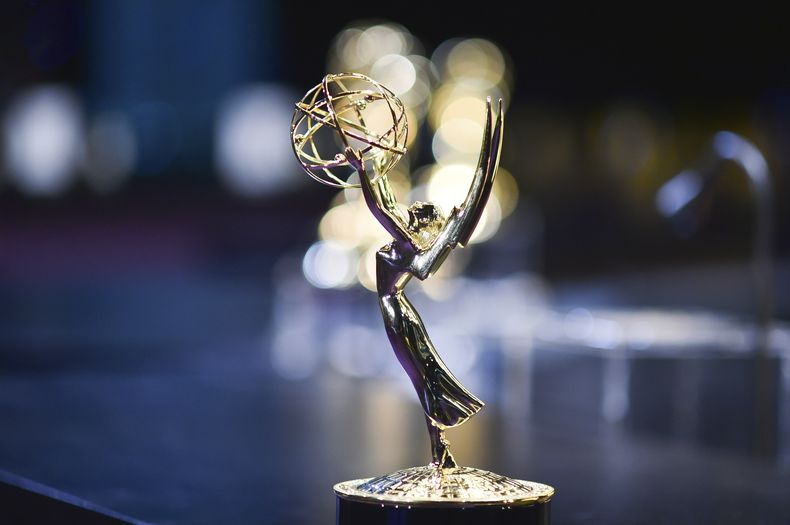 Una estatuilla Emmy es fotografiada durante el despliegue de la alfombra roja de la 77.ª edición de los Premios Primetime Emmy, el jueves 11 de septiembre de 2025, en Los Ángeles. (Foto Richard Shotwell/Invision/AP)
