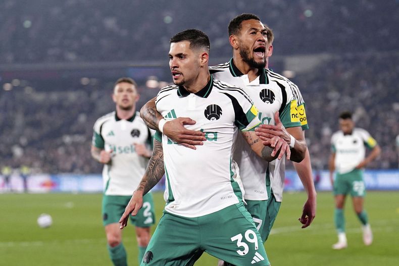 Bruno Guimaraes, del Newcastle United, celebra un gol durante el partido de la Liga Premier inglesa entre el West Ham y el Newcastle United en el London Stadium, Londres, el lunes 10 de marzo de 2025. (Zac Goodwin/PAvía AP)