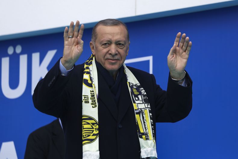 El presidente de Turquía y candidato a la presidencia por la Alianza Popular, Recep Tayyip Erdogan, hace un gesto a sus seguidores en un acto de campaña en Ankara, el domingo 30 de abril de 2023. (AP Foto/Ali Unal)
