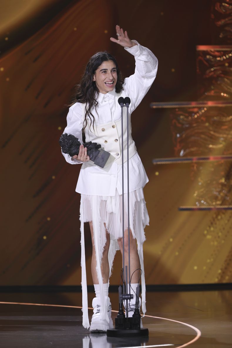 Carolina Yuste recibe el premio a mejor actriz durante la 39ª ceremonia de los Premios Goya en Granada, España, el sábado 8 de febrero de 2025, en Granada. (Foto AP/Fermin Rodriguez)