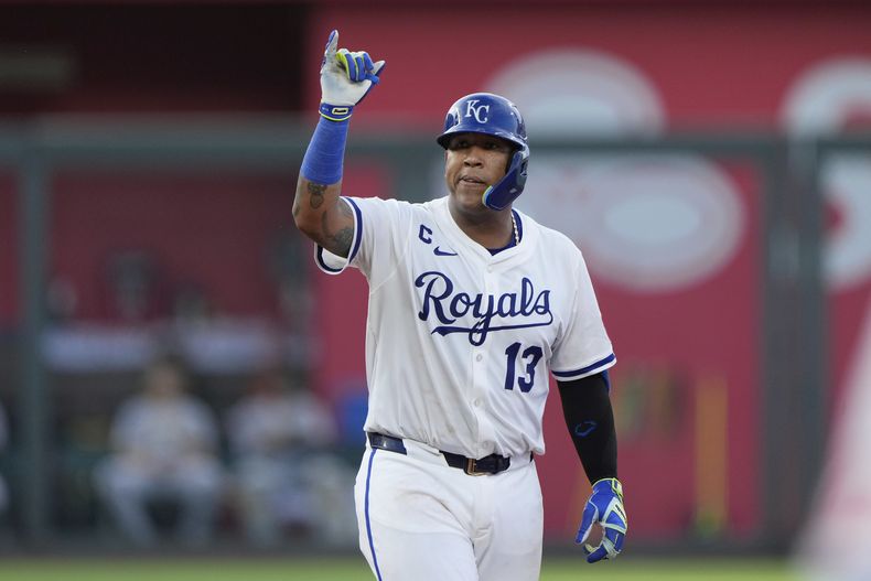 Salvador Pérez, de los Reales de Kansas City, celebra desde segunda base después de batear un doble productor de una carrera durante la tercera entrada del juego de béisbol en contra de los Piratas de Pittsburgh, el lunes 7 de julio de 2025, en Kansas City, Missouri. (AP Foto/Charlie Riedel)