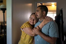 Ana Sandoval junto a su hijo Eyvin Hernández, un abogado de Los Ángeles detenido desde hace cinco meses en Venezuela (AP Foto/Jae C. Hong)