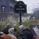 Un letrero de rue David Bowie después de ser develado en París, el lunes 8 de enero de 2024. París nombró la calle en honor a Bowie en el que habría sido su cumpleaños 77. (Foto AP/Christophe Ena)
