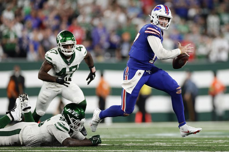 El quarterback Josh Allen (17) de los Bills de Buffalo acarrea el balón ante los Jets de Nueva York, el lunes 11 de septiembre de 2023, en East Rutherford, Nueva Jersey. (AP Foto/Adam Hunger)