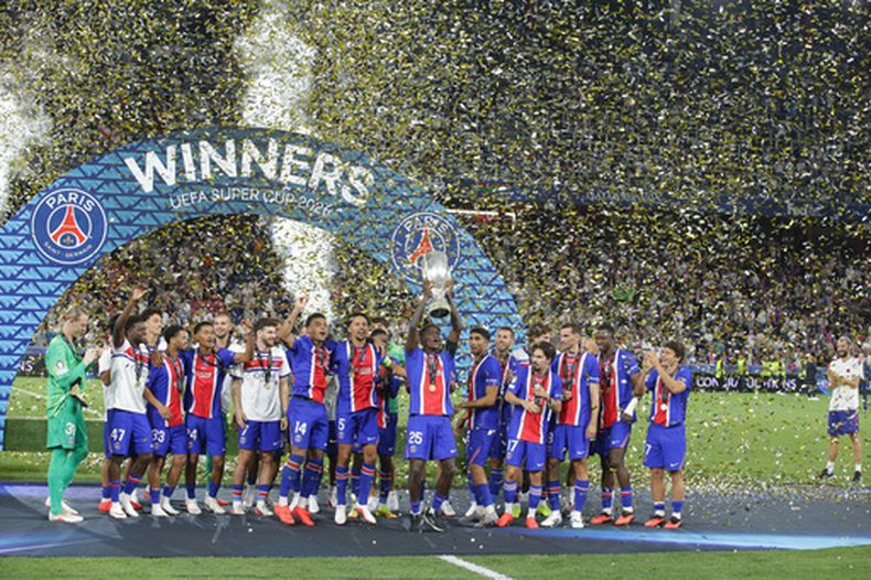 Los jugadores del Paris Saint-Germain levantan el trofeo durante las celebraciones al finalizar el partido de fútbol de la Supercopa de la UEFA entre el Paris Saint-Germain y el Aston Villa en Salzburgo, Austria, el miércoles 12 de agosto de 2026. (Foto AP/Heinz-Peter Bader)