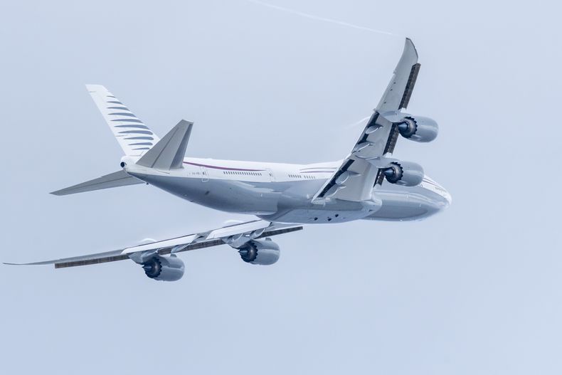 ARCHIVO - Un avión privado Boeing de 13 años de antigüedad que el presidente Donald Trump visitó el sábado para probar las nuevas características de hardware y tecnología, despega del Aeropuerto Internacional de Palm Beach, el 16 de febrero de 2025, en West Palm Beach, Florida (AP Foto/Ben Curtis, Archivo)
