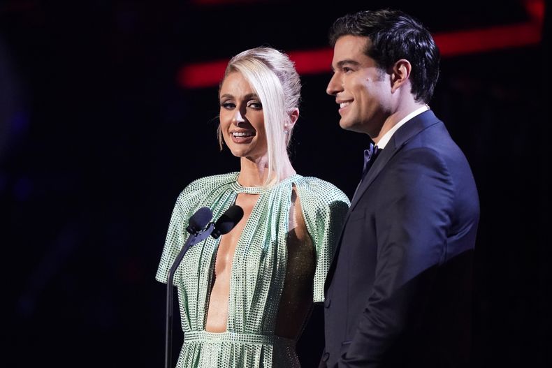 Paris Hilton, izquierda, y Danilo Carrera presentan el Premio Espíritu de la Esperanza para Karol G en los Premios Billboard de la Música Latina el jueves 5 de octubre de 2023, en Coral Gables, Florida. (Foto AP/Marta Lavandier)