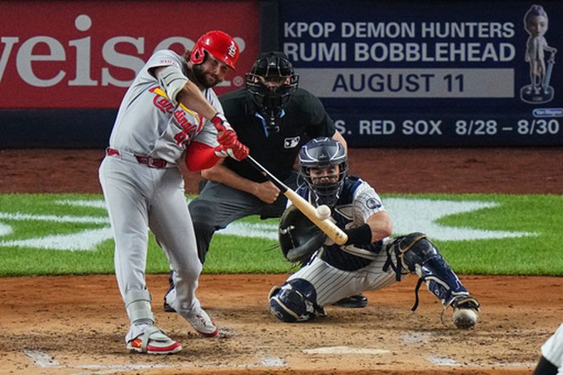 Alec Burleson, de los Cardenales de San Luis, conecta un jonrón de dos carreras durante la cuarta entrada de un partido de béisbol contra los Yankees de Nueva York el lunes 3 de agosto de 2026, en Nueva York. (Foto AP/Frank Franklin II)