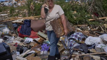 Edwina Wilson, en lo que queda de su vivienda destruida, el domingo 18 de marzo de 2025, en London, Kentucky, tras el paso de una fuerte tormenta por el área. (AP Foto/Carolyn Kaster)