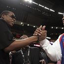 ARCHIVO - El rapero Jay-Z, a la izquierda, le da la mano a Allen Iverson, del NBA All-Star Philadelphia 76ers, antes del inicio del partido de baloncesto NBA All-Star en Houston, el 19 de febrero de 2006. Así como la banda sonora de una película ayuda a los espectadores a seguir la acción de la narración a través de cada giro de la trama, el hip hop ha hecho lo mismo con el basquetbol través de la NBA. (Foto AP/LM Otero, archivo)