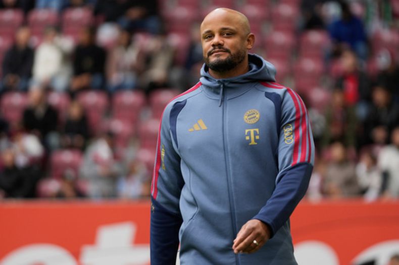 El técnico del Bayern Múnich Vincent Kompany previo al partido contra Augsburgo de la Bundesliga, el 10 de octubre de 2026, en Augsburgo. (AP Foto/Matthias Schrader)