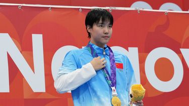 La china Yu Zidi posa con su medalla de oro tras ganar los 200 metros estilos de la natación de los Juegos Asiáticos, el miércoles 23 de septiembre de 2026, en Tokio. (AP Foto/Hiro Komae)
