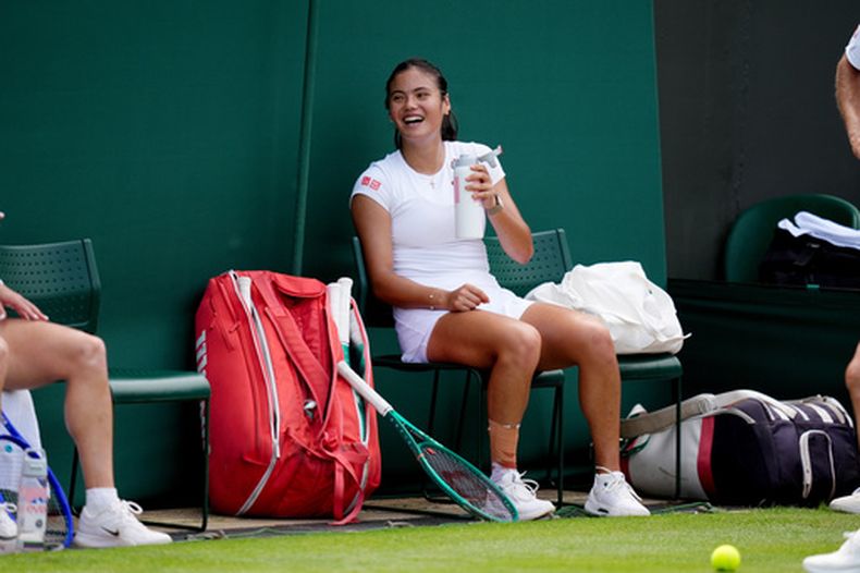 La británica Emma Raducanu toma un descanso durante una sesión de entrenamiento de cara al inicio del torneo de tenis de Wimbledon, en el All England Lawn Tennis and Croquet Club, el sábado 27 de junio de 2026, en Londres. (John Walton/PA via AP)