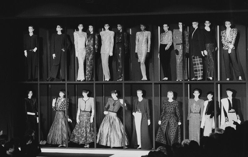 ARCHIVO - Modelos presentan la colección de moda de Giorgio Armani en vitrinas al final del desfile de Otoño-Invierno 1985-86 en Milán, el 13 de marzo de 1985. (Foto AP/Ferdinando Meazza, archivo)