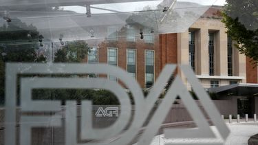Casa Blanca bloquea directrices para aprobar vacuna de COVID