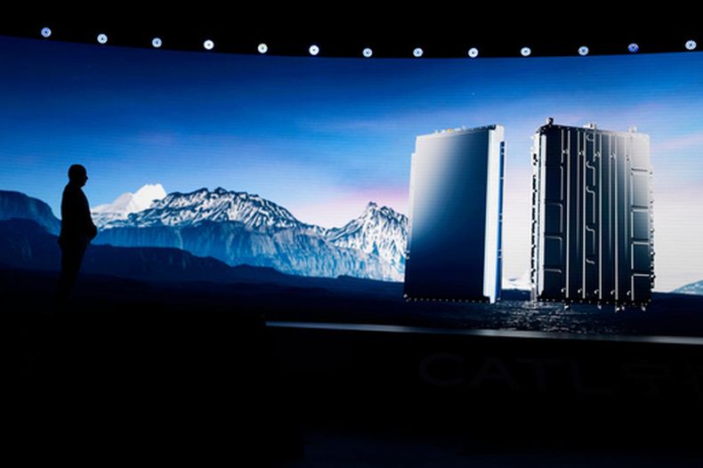 ARCHIVO - Gao Huan, director tecnológico de la división de autos eléctricos de la firma china CATL, presenta la nueva batería híbrida Freevoy del fabricante chino Contemporary Amperex Technology (CATL) en Beijing, el jueves 24 de octubre de 2024. (AP Foto/Ng Han Guan, Archivo)