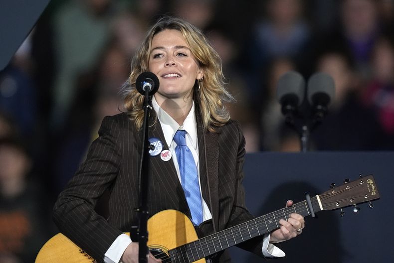 Maggie Rogers actúa en un evento de campaña para la candidata presidencial demócrata Kamala Harris en Burns Park el lunes 28 de octubre de 2024 en Ann Arbor, Michigan. (Foto AP/Carlos Osorio)