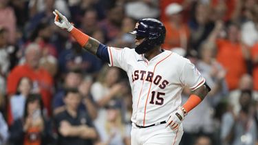El puertorriqueño Martín Maldonado festeja su jonrón solitario durante el séptimo inning del juego ante los Rangers de Texas, el martes 25 de julio de 2023 (AP Foto/Eric Christian Smith)