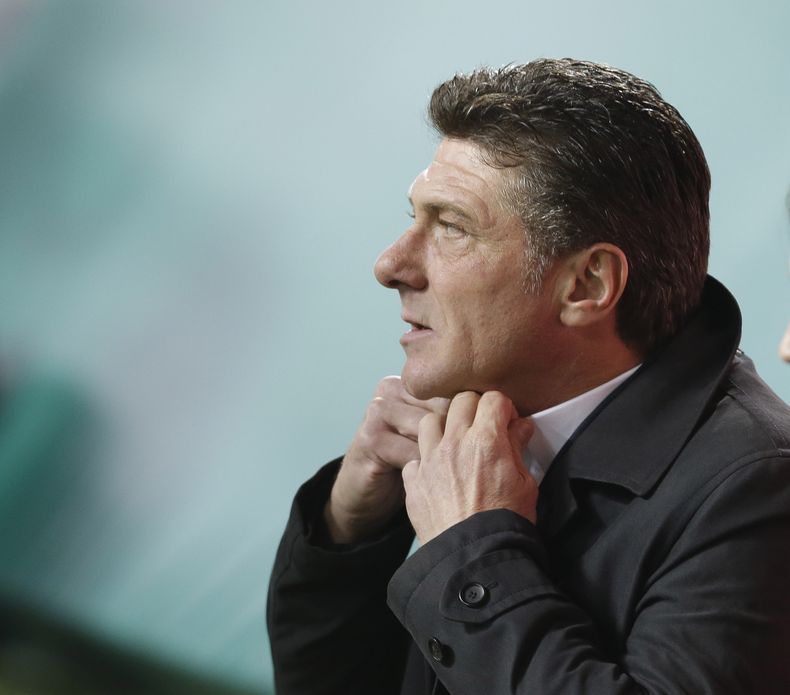El t&eacute;cnico del Inter, Walter Mazzarri, observa un partido contras Hellas Verona el 9 de noviembre de 2014 Mazzarri fue despedido el viernes, 14 de noviembre, y reemplazado por Roberto Mancini. (AP Photo/Luca Bruno)