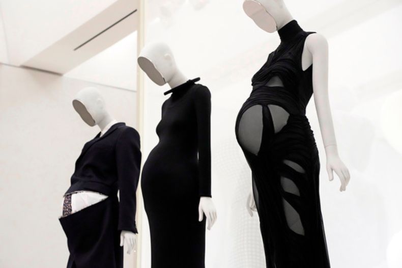 Los diseños de la sección Cuerpo Embarazado se exhiben en la exposición Costume Art (Arte del vestido) del Instituto del Vestido del Museo Metropolitano de Arte, el sábado 2 de mayo de 2026, en Nueva York. (Foto Charles Sykes/Invision/AP)