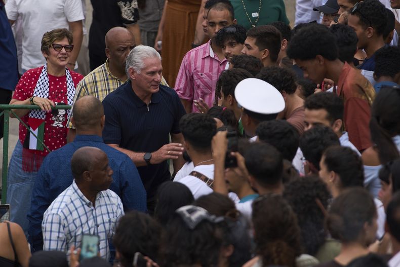 El presidente cubano Miguel Diaz-Canel, centro a la izquierda, saluda a personas al llegar al primer concierto de la gira de cinco países de Silvio Rodríguez, en La Habana, el viernes 19 de septiembre de 2025. (Foto AP/Ramon Espinosa)