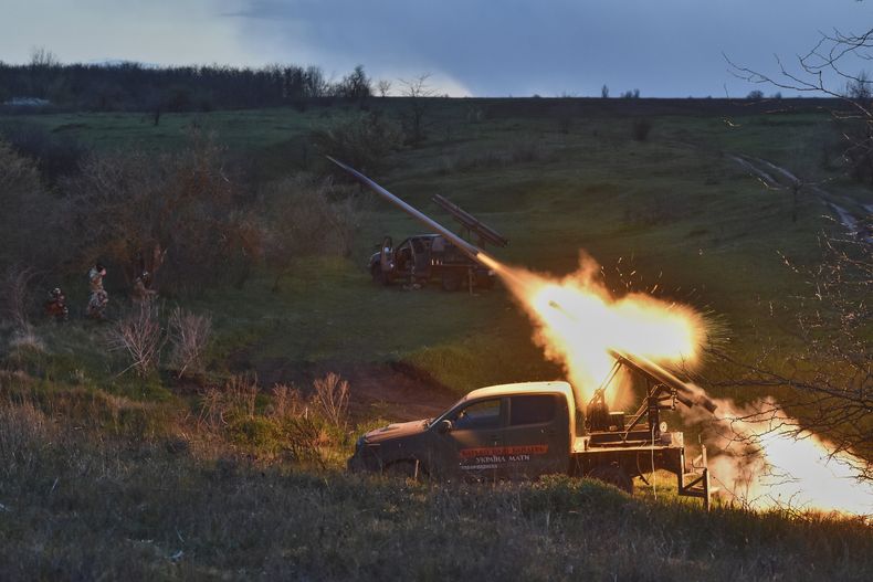 En esta fotografía proporcionada por el servicio de prensa de la 65ma Brigada Mecanizada de Ucrania, soldados ucranianos disparan un cohete desde una camioneta el martes 8 de abril de 2025, en la región de Zaporiyia, Ucrania. (Andriy Andriyenko/65ma Brigada Mecanizada de Ucrania vía AP)