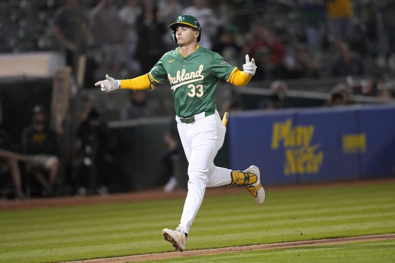 JJ Bleday, de los Atléticos de Oakland, festeja tras conectar un jonrón en el quinto inning del juego del martes 30 de abril de 2024, ante los Piratas de Pittsburgh (AP Foto/Jeff Chiu)