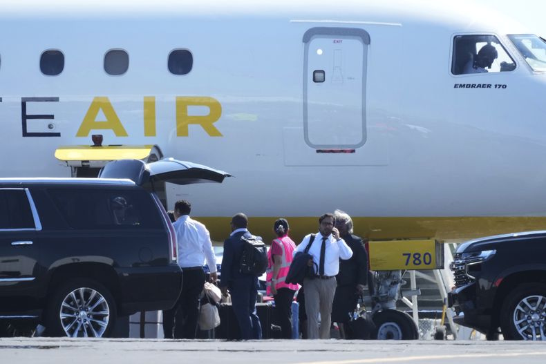 Legisladores demócratas de Texas regresan al estado después de irse hace dos semanas para bloquear una votación legislativa sobre la redistribución de distritos, el lunes 18 de agosto de 2025, en Austin, Texas. (AP Foto/Eric Gay)