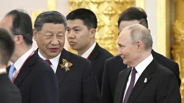 El presidente de Rusia, Vladímir Putin, a la derecha, y el presidente de China, Xi Jinping, hablan durante una cena ofrecida por el presidente de la Federación Rusa para los líderes de delegaciones extranjeras en el Gran Palacio del Kremlin, en Moscú, el jueves 8 de mayo de 2025, antes de las celebraciones del 80vo aniversario de la victoria de la Unión Soviética sobre la Alemania nazi durante la II Guerra Mundial. (Sergey Bobylev/Imagen de agencia anfitriona RIA Novosti via AP)