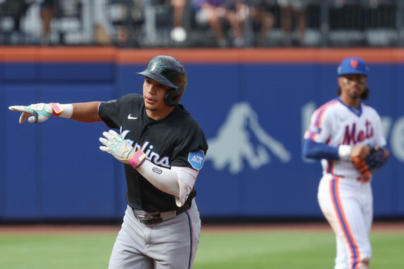El venezolano Javier Sanoja, de los Marlins de Miami, recorre las bases luego de conectar un jonrón ante los Mets de Nueva York, el sábado 1 de agosto de 2026 (AP Foto/Heather Khalifa)