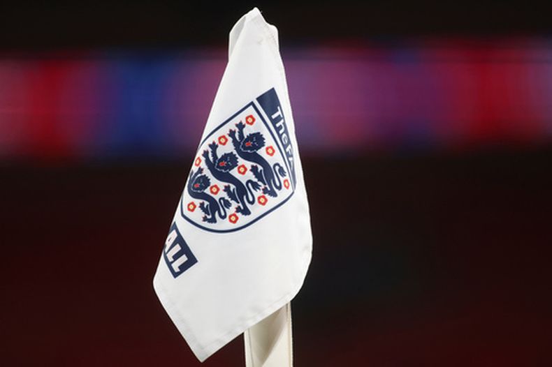 ARCHIVO - Un banderín de córner con el logo de Inglaterra antes del juego de clasificación de la fase de grupos I de la Copa del Mundo 2022 entre Inglaterra y San Marino en el estadio de Wembley en Londres, el jueves 25 de marzo de 2021. (Foto de pool de Carl Recine vía AP, Archivo)