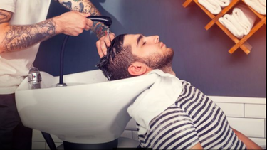 el extrano caso de un hombre que sufrio un derrame despues de que le lavaran el pelo en la peluqueria