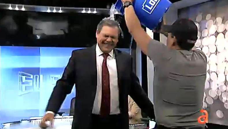 Juan Manuel Cao aceptó el reto de la cubeta de hielo durante la emisión de "El Espejo"