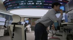 Un corredor de divisas observa una pantalla mientras en el fondo se muestran cotizaciones del índice KOSPI y el tipo de cambio del dólar estadounidense en la sede del banco KEB Hana en Seúl, Corea del Sur, el viernes 11 de abril de 2025. (AP Foto/Ahn Young-joon)