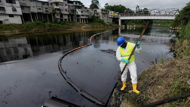 Ecuador denuncia sabotaje en derrame de petróleo por rotura de oleoducto