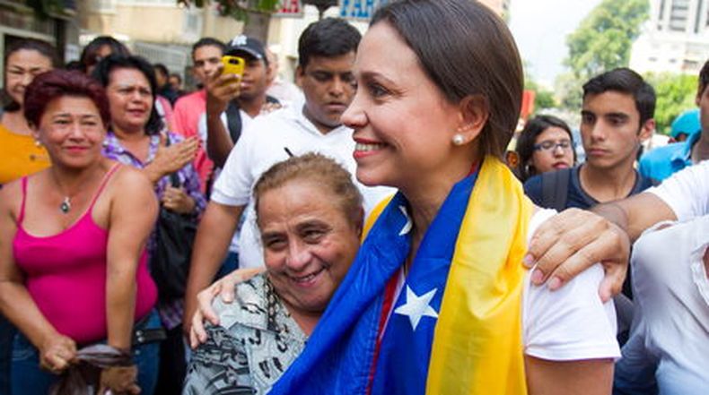 Se respondió a una demanda de "protección de intereses colectivos" contra María Corina Machado. La Sala Constitucional, en ponencia conjunta, interpretó el artículo 191 de la Constitución.