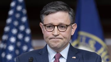 El presidente de la Cámara de Representantes, Mike Johnson, habla con reporteros previo al debate y votación de un paquete de ayuda para Israel, el jueves 2 de noviembre de 2023, en el Capitolio, en Washington. (AP Foto/J. Scott Applewhite)