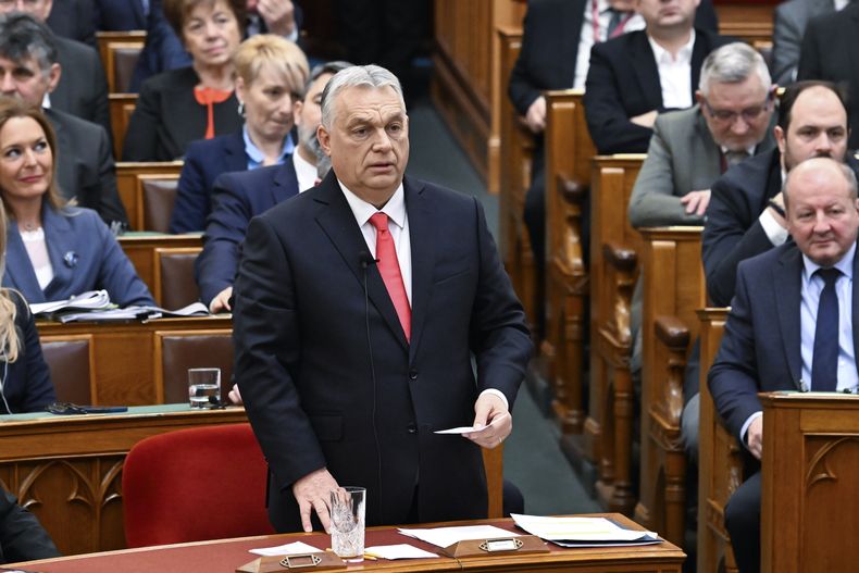 El primer ministro de Hungría, Viktor Orban, responde a los discursos al inicio de la sesión de primavera de la Asamblea Nacional en Budapest, Hungría, el lunes 24 de febrero de 2025. (Zoltan Mathe/MTI vía AP)