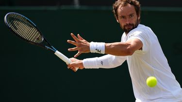 El ruso Roman Safiullin devuelve una pelota durante la tercera ronda del torneo individual varonil frente al brasileño João Fonseca en el Campeonato de Wimbledon, el viernes 3 de julio de 2026, en Londres. (AP Foto/Maja Smiejkowska)