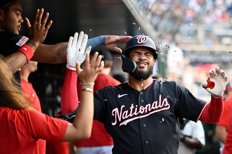 Luis García Jr., de los Nacionales de Washington, es felicitado en la banca tras conectar un jonrón solitario durante la primera entrada de un partido de béisbol contra los Piratas de Pittsburgh, el viernes 3 de julio de 2026, en Washington. (Foto AP/John McDonnell)