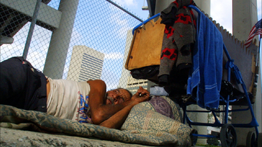 Juez federal anula protecciones para desamparados en Miami