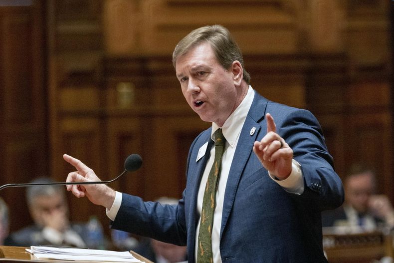 El representante estatal republicano Jesse Petrea presenta sus argumentos el jueves 29 de febrero de 2024, en Atlanta, Georgia, a favor de la iniciativa HB 1105, la cual sancionaría a los departamentos de policía locales que no se coordinen con las autoridades federales de inmigración. (Arvin Temkar/Atlanta Journal-Constitution vía AP)