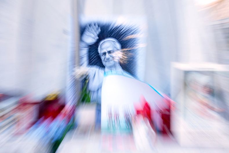 Una imagen del papa León XIV, vista debajo de la estatua del difunto San Juan Pablo II, en el exterior del hospital Agostino Gemelli donde está hospitalizado, en Roma, el 16 de octubre de 2026. (AP Foto/Gregorio Borgia)