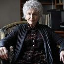 ARCHIVO - La autora canadiense Alice Munro es fotografiada durante una entrevista en Victoria, Canadá el 10 de diciembre de 2013. (Chad Hipolito/The Canadian Press vía AP, archivo)
