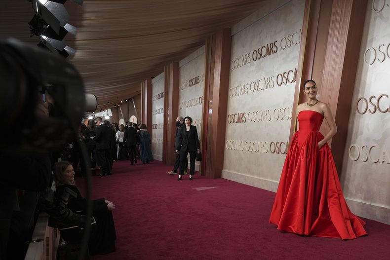 Gal Gadot llega a los Premios Oscar, el 2 de marzo de 2025, en el Teatro Dolby, en Los Angeles. (Foto, Jordan Strauss/Invision/AP)
