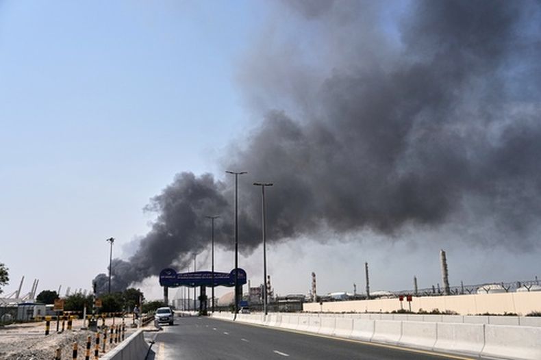 Humo emerge tras un ataque con drones iraníes en la zona portuaria de Dubái, Emiratos Árabes Unidos, el domingo 1 de marzo de 2026. (Foto AP/Fatima Shbair)