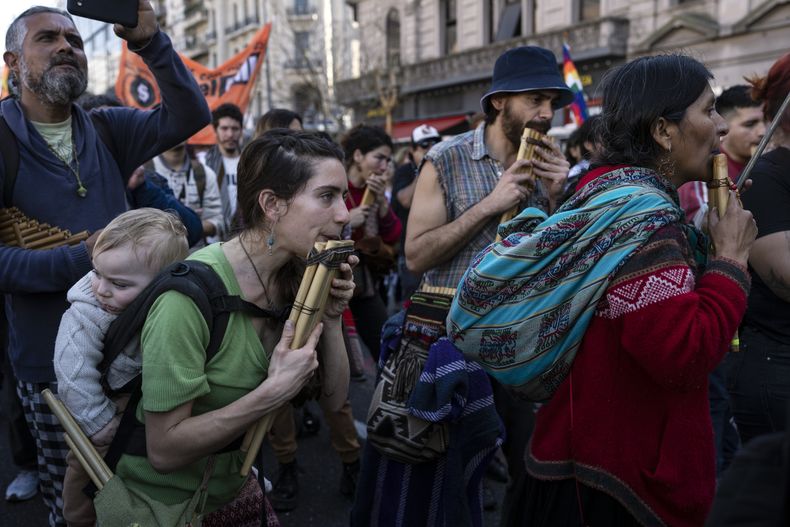 Los músicos se presentan durante las celebraciones de la Pachamama o Día de la Madre Tierra en Buenos Aires, Argentina, el martes 1 de agosto de 2023. (AP Foto/Rodrigo Abd)