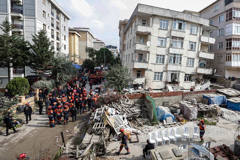 Bomberos y rescatistas trabajan ante un edificio de siete plantas parcialmente derrumbado en Estambul, el jueves 8 de octubre de 2026. (Abdullah Tepeli/DIA Foto via AP)