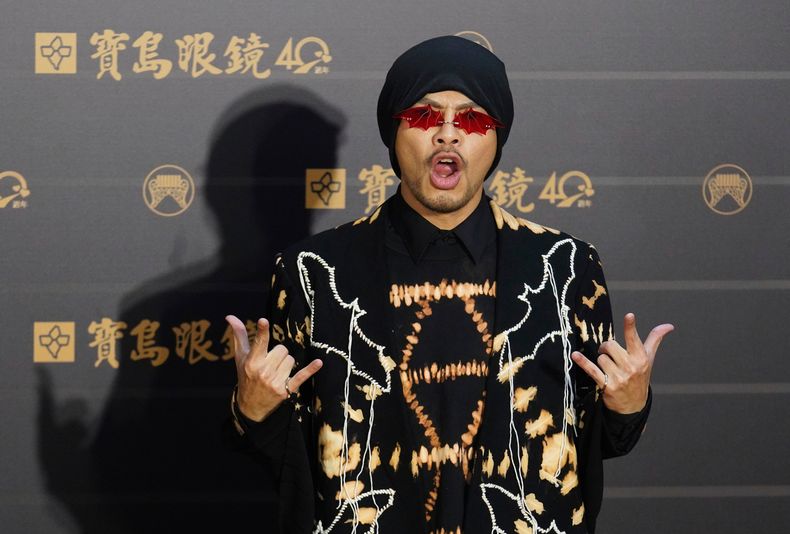 ARCHIVO - El cantante malasio Namewee posa a su llegada a la 31ra edición de los Premios Golden Melody en Taipéi, Taiwán, el 3 de octubre de 2020. (AP Foto/Billy Dai, archivo)