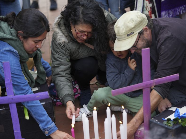 ARCHIVO - La gente enciende velas durante una vigilia frente al Ministerio de Defensa para exigir justicia por la desaparición de cuatro adolescentes en Quito, Ecuador, el miércoles 8 de enero de 2025. (AP Foto/Dolores Ochoa, Archivo)